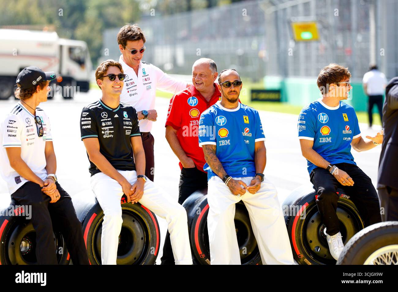 Monza, Italien. September 2025. #12 Andrea Kimi Antonelli (ITA, Mercedes-AMG Petronas F1 Team), #63 George Russell (GBR, Mercedes-AMG Petronas F1 Team), Toto Wolff (AUT, Mercedes-AMG Petronas F1 Team), Frederic Vasseur (FRA, Scuderia Ferrari HP), #44 Lewis Hamilton (GBR, Scuderia Ferrari HP 2025) (Foto von HOCH ZWEI) Credit: dpa/Alamy Live News Stockfoto