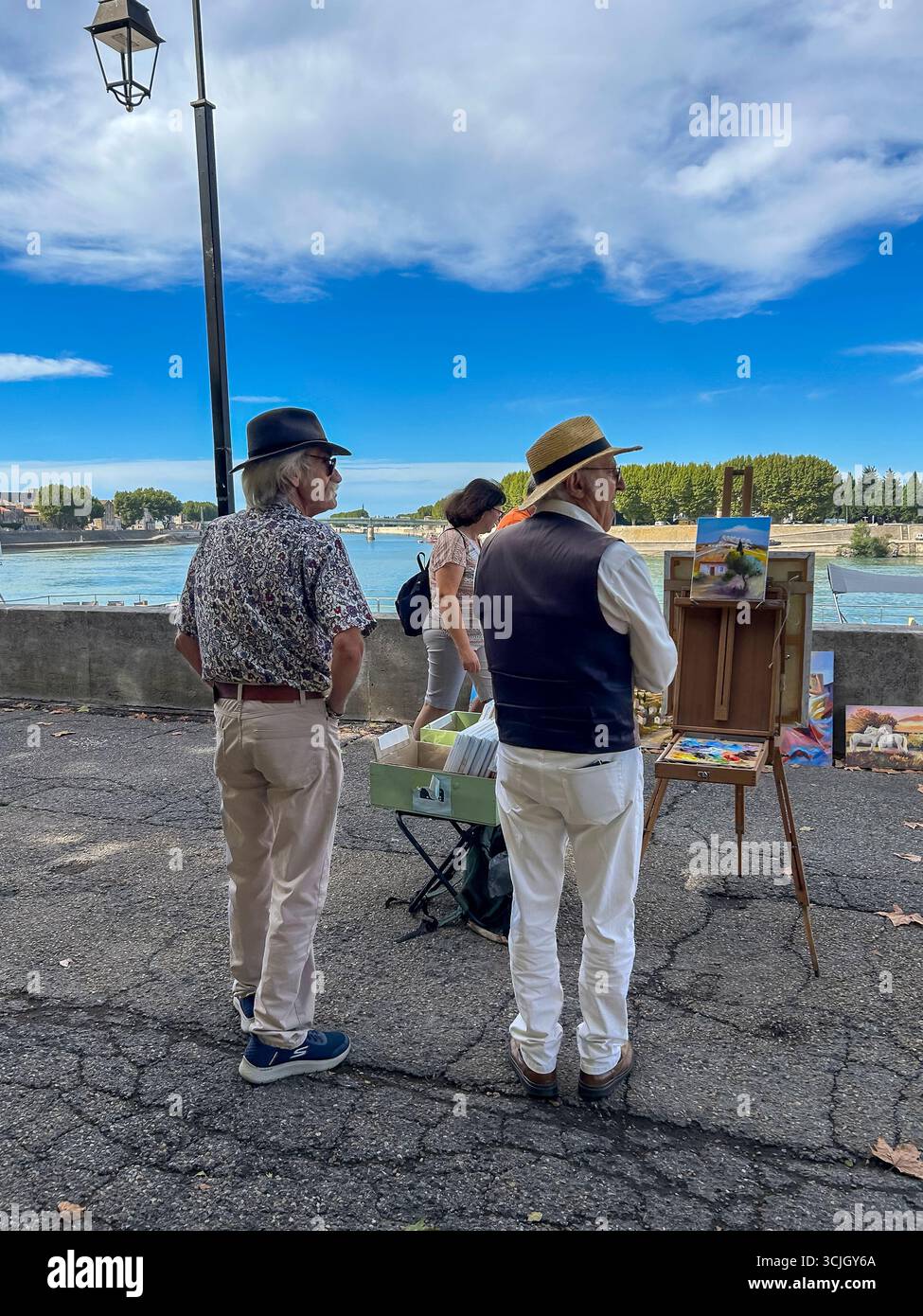 Arles, Frankreich, Provinzsenioren von hinten stehend, Amateurmaler an der Rhône, Uferpromenade, Straßenszene Stockfoto