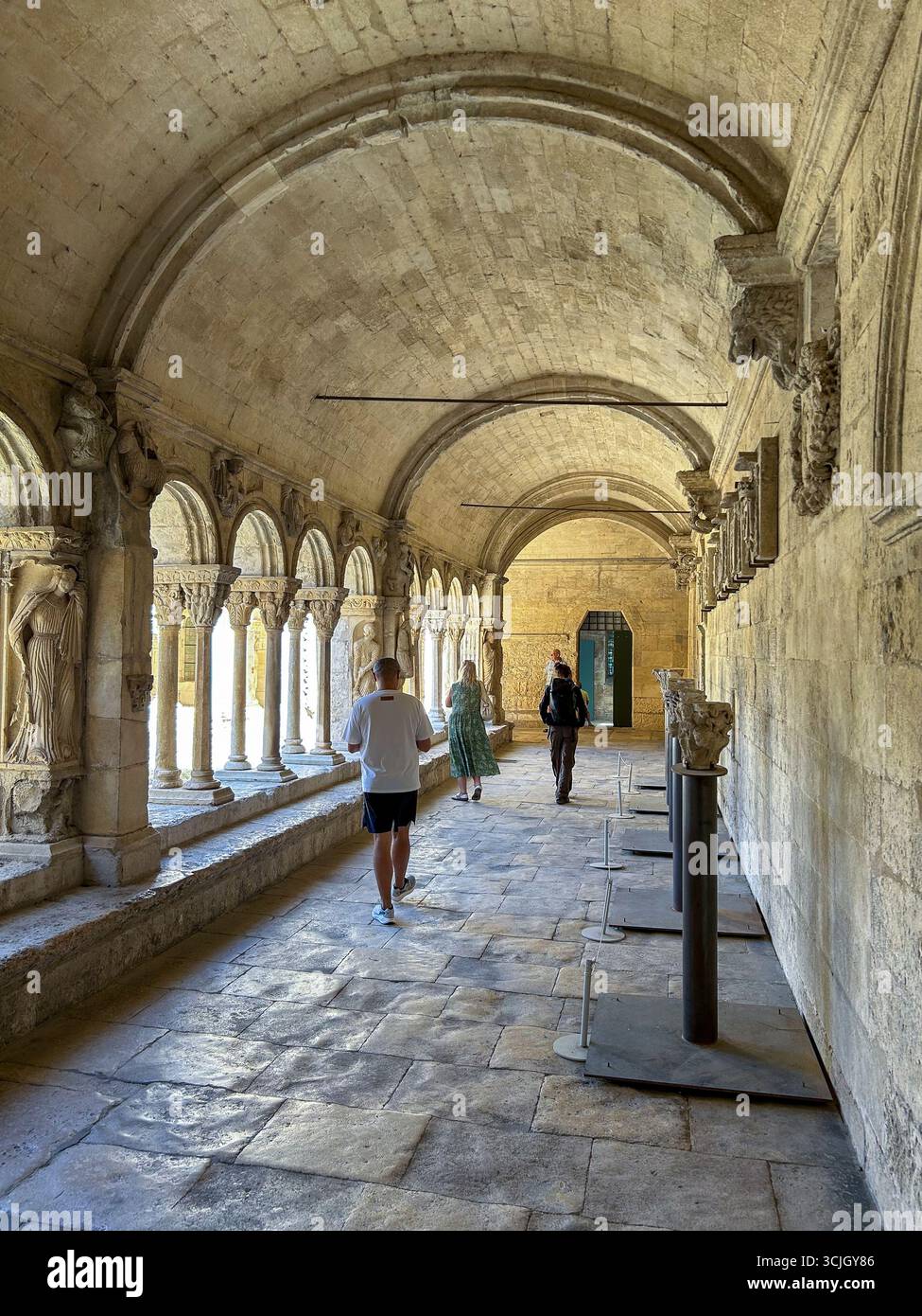 Arles, Frankreich, Menschen, Touristen, die im Inneren spazieren gehen, besuchen ein französisches historisches Denkmal, "Kloster Saint Trophime" Halle mit Kunstausstellung Stockfoto