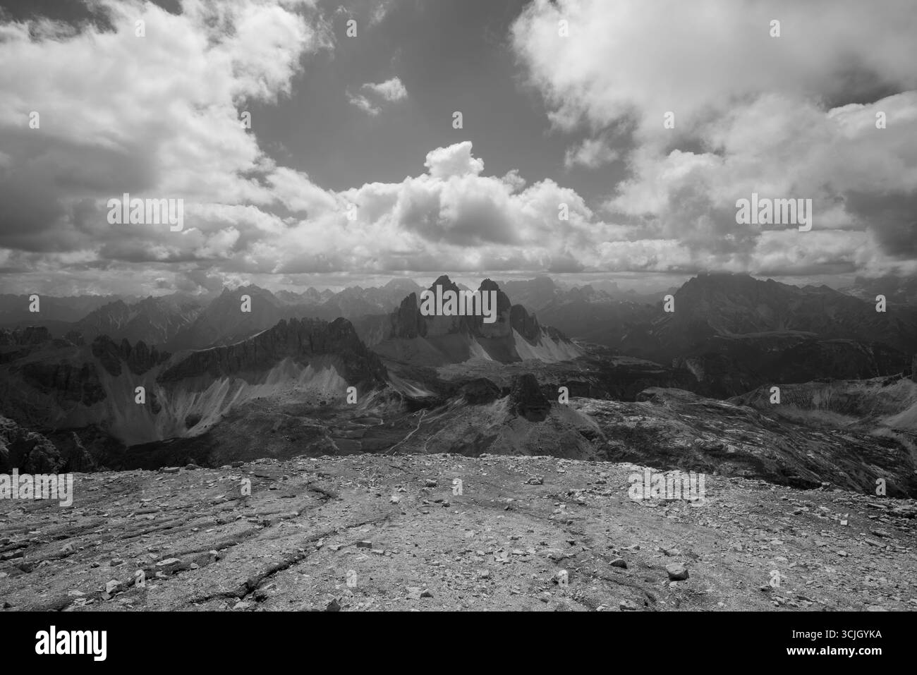 Blick auf die Tre Cime di Lavaredo von einem hohen Punkt [monochrom] Stockfoto