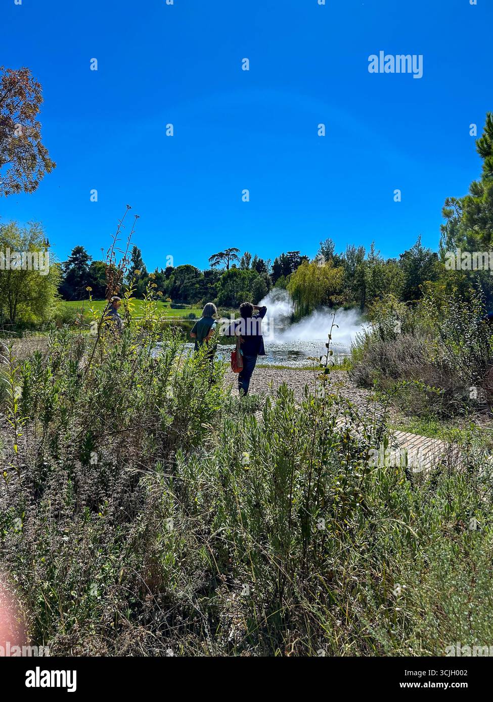 Arles, frankreich, Gruppenbesucher, Besuch des Stadtparks, Teich, Wasserspray « Luna Arles », « Parc des Ateliers » Sommertag Stockfoto