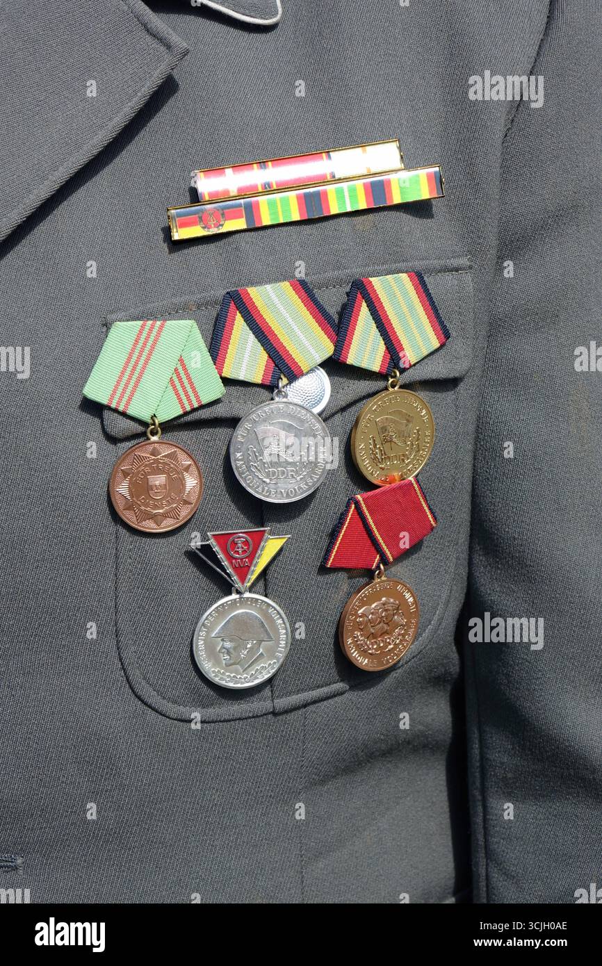 Auszeichnungen der nationalen Volksarmee, 06.07.2025, Alt Bork, Brandenburg, an einer Uniform befinden sich verschiedene Auszeichnungen der nationalen Volksarmee. *** Dekorationen der Nationalen Volksarmee Dekorationen der Nationalen Volksarmee, 06 07 2025, Alt Bork, Brandenburg, verschiedene Dekorationen der Nationalen Volksarmee sind an einer Uniform angebracht Stockfoto