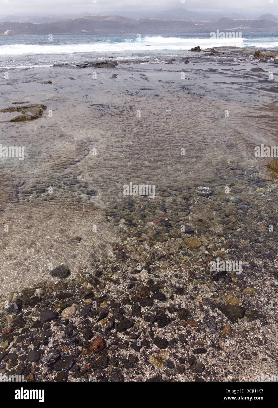 Gran Canaria, Texturen der Felsen am Strand El Confital am Rande von Las Palmas de Gran Canaria, Ebbe Stockfoto