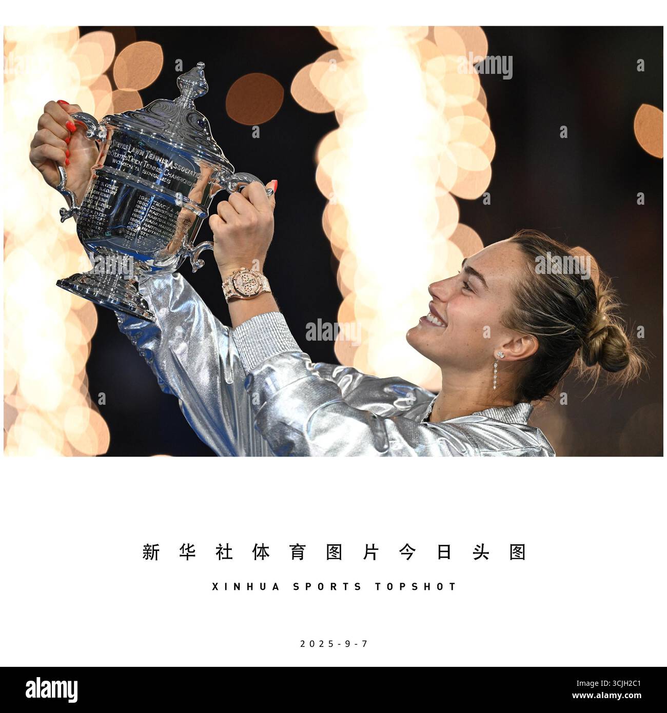 Peking, USA. September 2025. Aryna Sabalenka aus Weißrussland feiert mit der Trophäe während der Verleihung der Frauen-Singles-Veranstaltung der US Open Tennis-Meisterschaften 2025 in New York, USA, 6. September 2025. Quelle: Li Rui/Xinhua/Alamy Live News Stockfoto