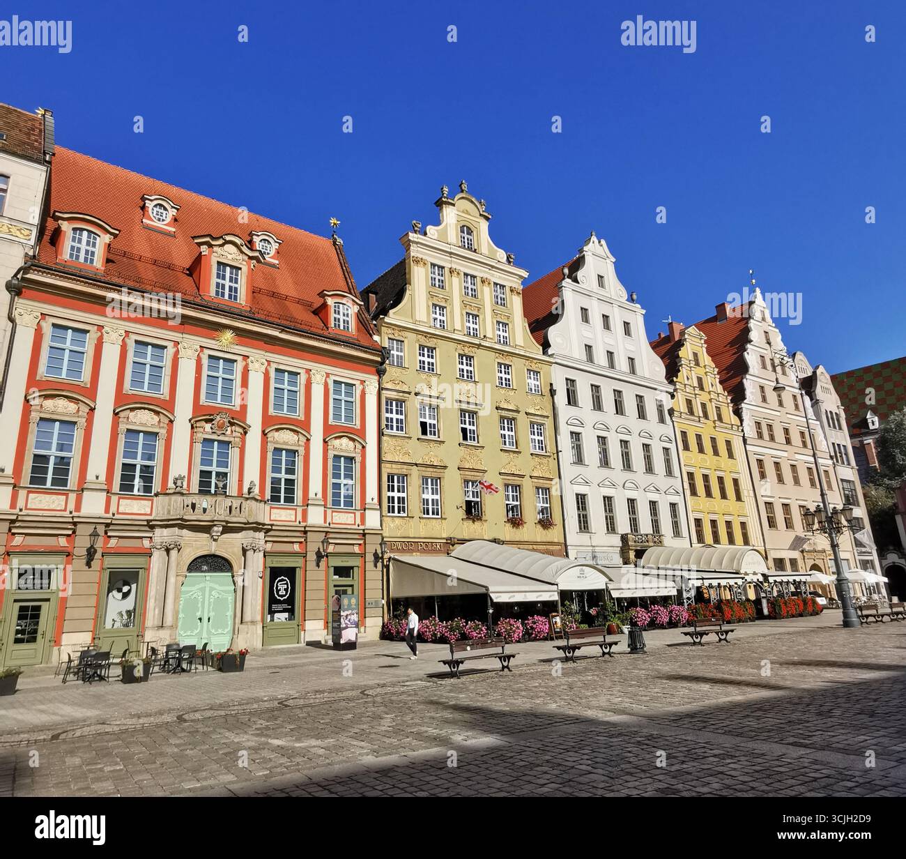 Wrocław Rynek, Polen – historischer Altstädter Ring mit farbenfrohen Fassaden, Kopfsteinpflasterstraßen, Sommerlicht und lebendiger Architektur in Niederschlesien. - Smartphone-aufgenommenes Stockfoto