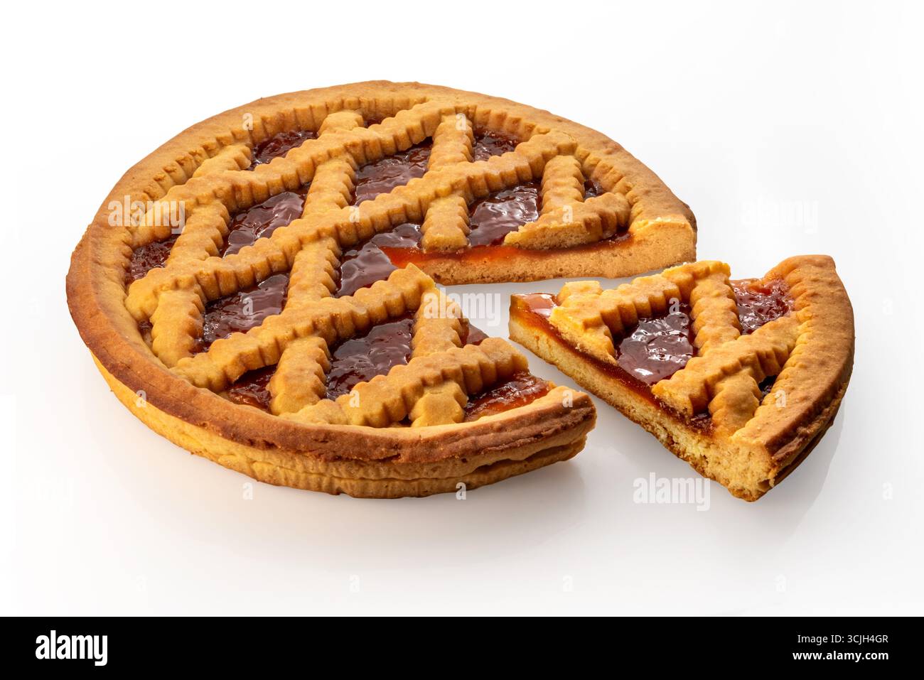 Tarte mit Aprikosenmarmelade, ganz mit einer ausgeschnittenen Scheibe, isoliert auf weißem Hintergrund mit Beschneidungspfad Stockfoto