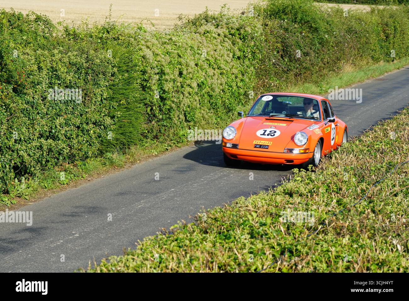 Oldtimer Orange Sportwagen, der an einer Classic Automotive Road Rally teilnimmt. Shere Hill Climb, East Clandon, Guildford Stockfoto
