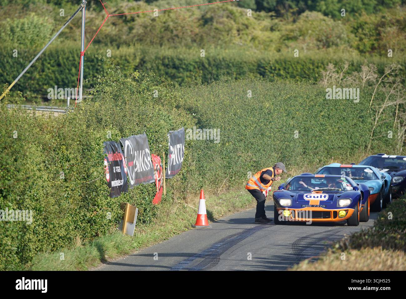 Oldtimer auf der Scenic Road bei einem Motorsport-Event mit Bannern und Enthusiasten. Shere Hill Climb, East Clandon, Guildford Stockfoto
