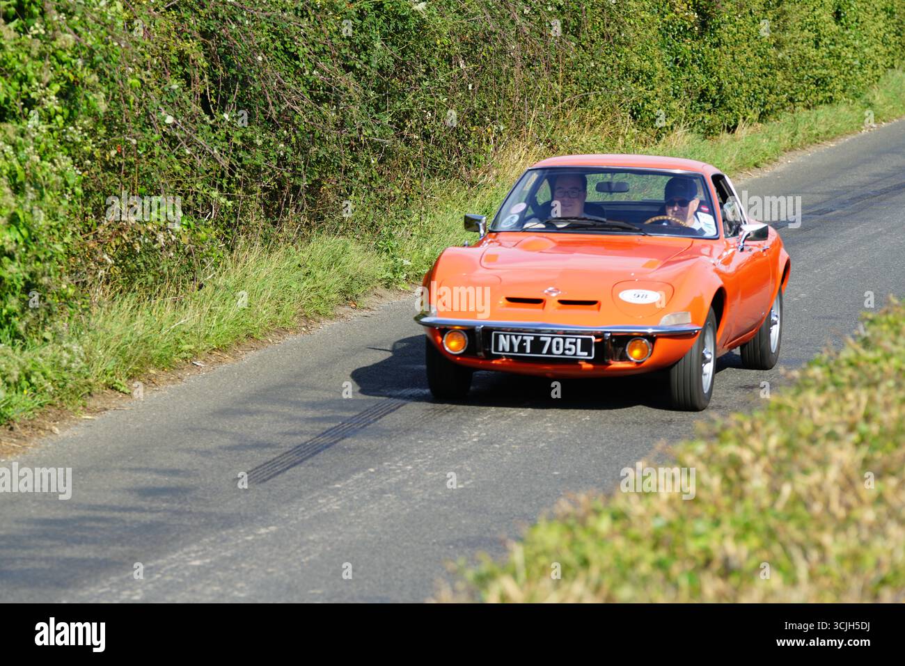 Oldtimer-Sportwagen, der auf einer landschaftlich reizvollen Straße fährt. Shere Hill Climb, East Clandon, Guildford Stockfoto