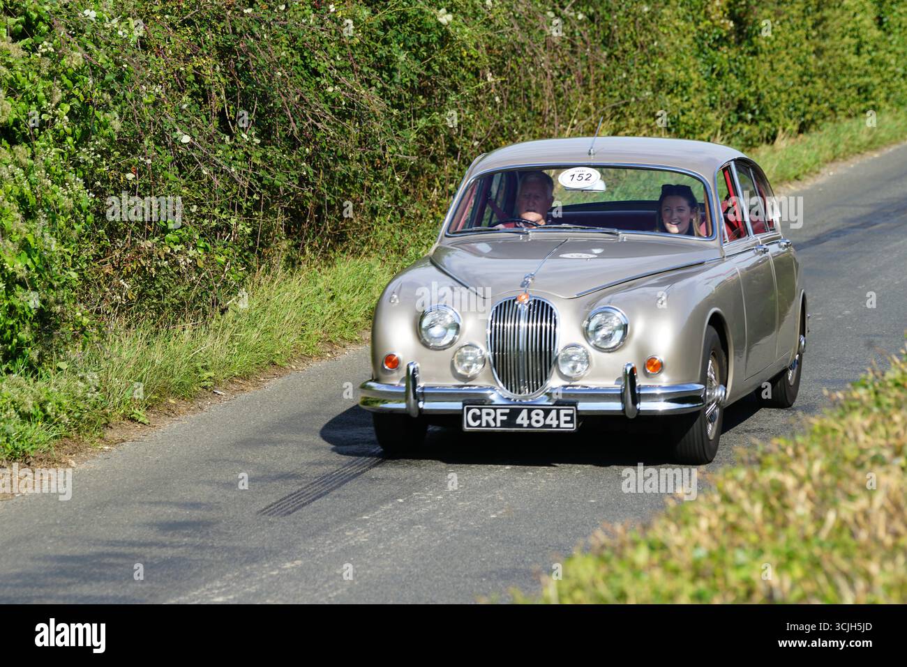 Vintage Silver Limousine fährt auf einer Landstraße in natürlicher Umgebung. Shere Hill Climb, East Clandon, Guildford Stockfoto