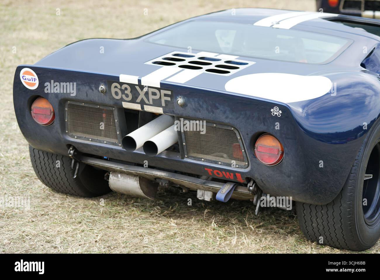 Rückansicht eines klassischen Rennwagens im Freien. Shere Hill Climb, East Clandon, Guildford Stockfoto