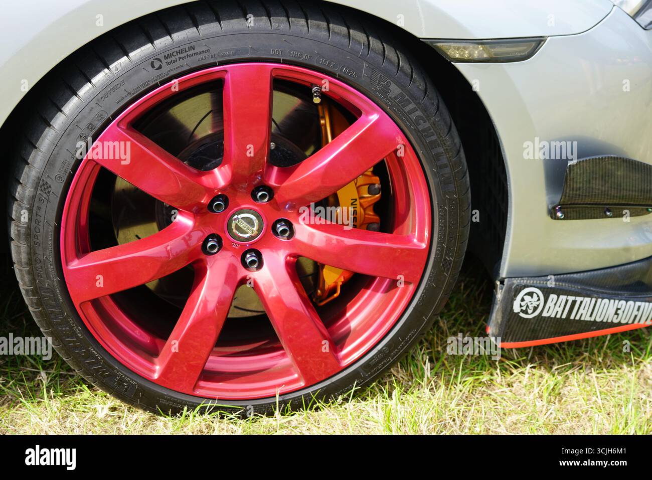 Nahaufnahme eines roten Leichtmetallfeldes mit Fahrzeugdetails im Außenbereich. Shere Hill Climb, East Clandon, Guildford Stockfoto