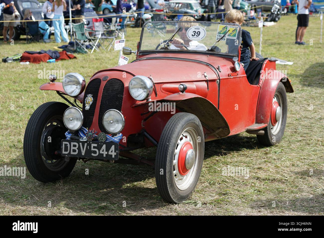 Roter Vintage-Sportwagen auf der Outdoor Classic Vehicle Exhibition. Shere Hill Climb, East Clandon, Guildford Stockfoto