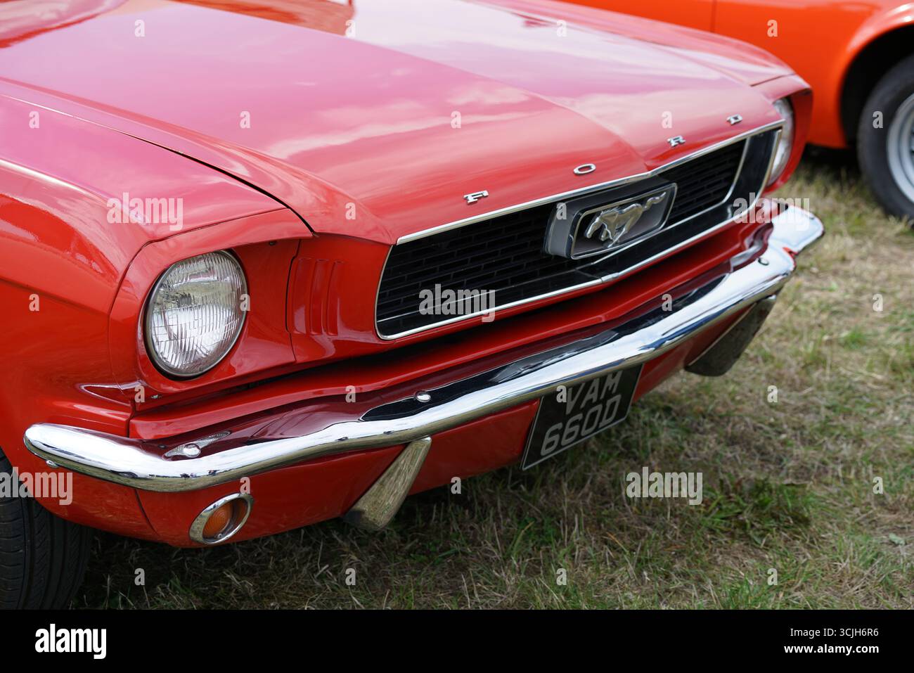 Rotes Vintage Mustang Car auf der Outdoor Car Show. Shere Hill Climb, East Clandon, Guildford Stockfoto