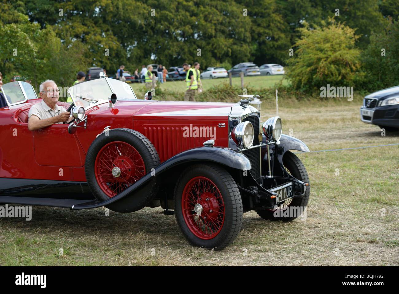 Rotes Vintage Cabriolet mit Fahrer bei einem Oldtimer-Event im Freien. Shere Hill Climb, East Clandon, Guildford Stockfoto