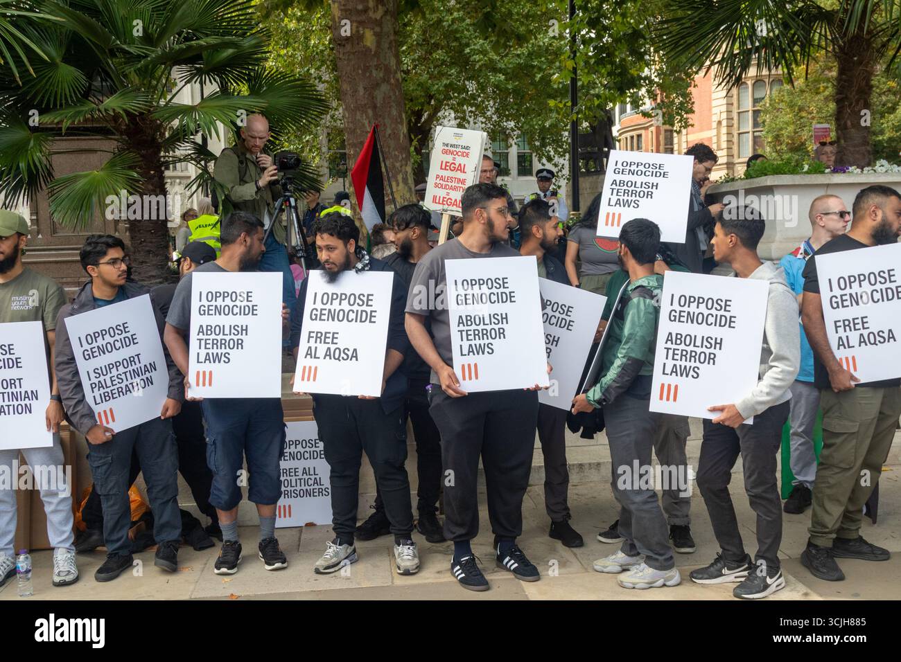 London, Vereinigtes Königreich, 6. September 2025 :- Pro-Palästina-Demonstranten auf dem Parilament Square, die die Abschaffung der britischen Terrorgesetze fordern Stockfoto