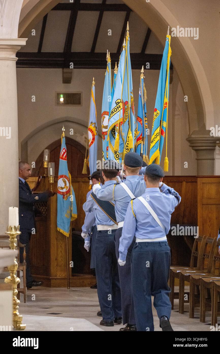 Brentwood Essex 07 Sept 2025 mehr als 500 Luftkadetten aus Essex zogen in einer Wing Parade durch das Zentrum von Brentwood, wo Gruppenkapitän Anne-Marie Houghton den Gruß nahm, bevor sie sich in der Brentwood Cathedral zu einer feierlichen Zeremonie versammelten, Credit: Ian Davidson/Alamy Live News Stockfoto