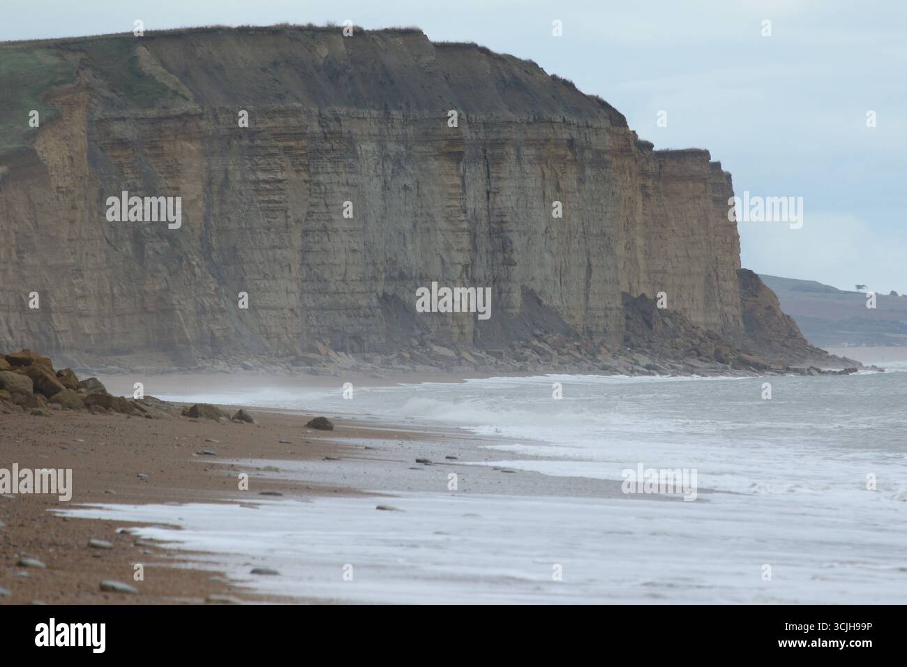 West Bay Dorset Küstenfoto sonnig und nebelig. Stockfoto