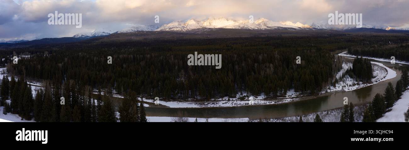 Panoramablick auf den North Fork Flathead River und die Livingston Range im Glacier National Park im Winter. Stockfoto
