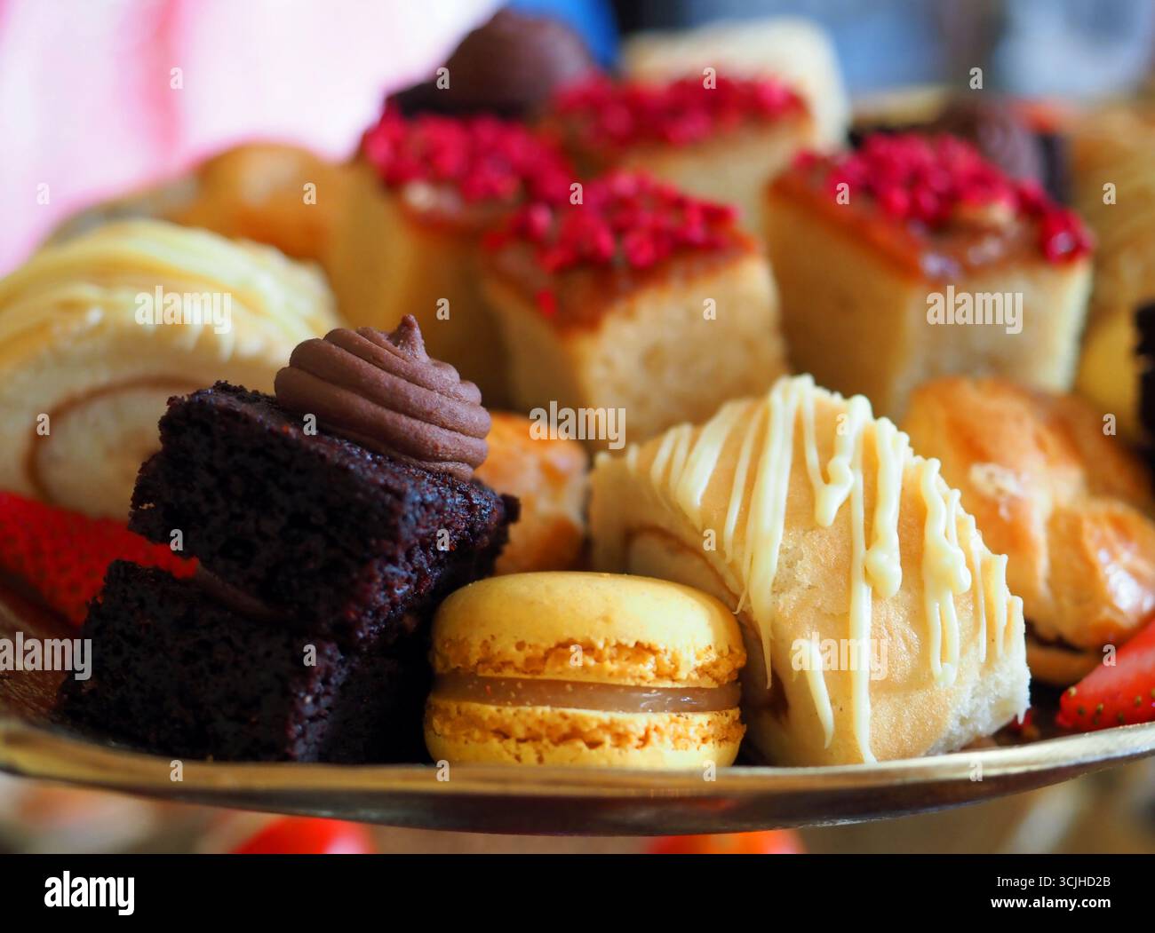 Auswahl an bunten Kuchen für den Nachmittagstee Stockfoto