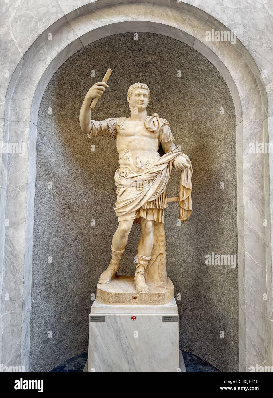 VATIKANSTADT, ROM, ITALIEN - 2. AUGUST 2025 Klassische Marmorskulptur des römischen Kaisers Domitian in Militärkleidung im Chiaramonti Mus Stockfoto