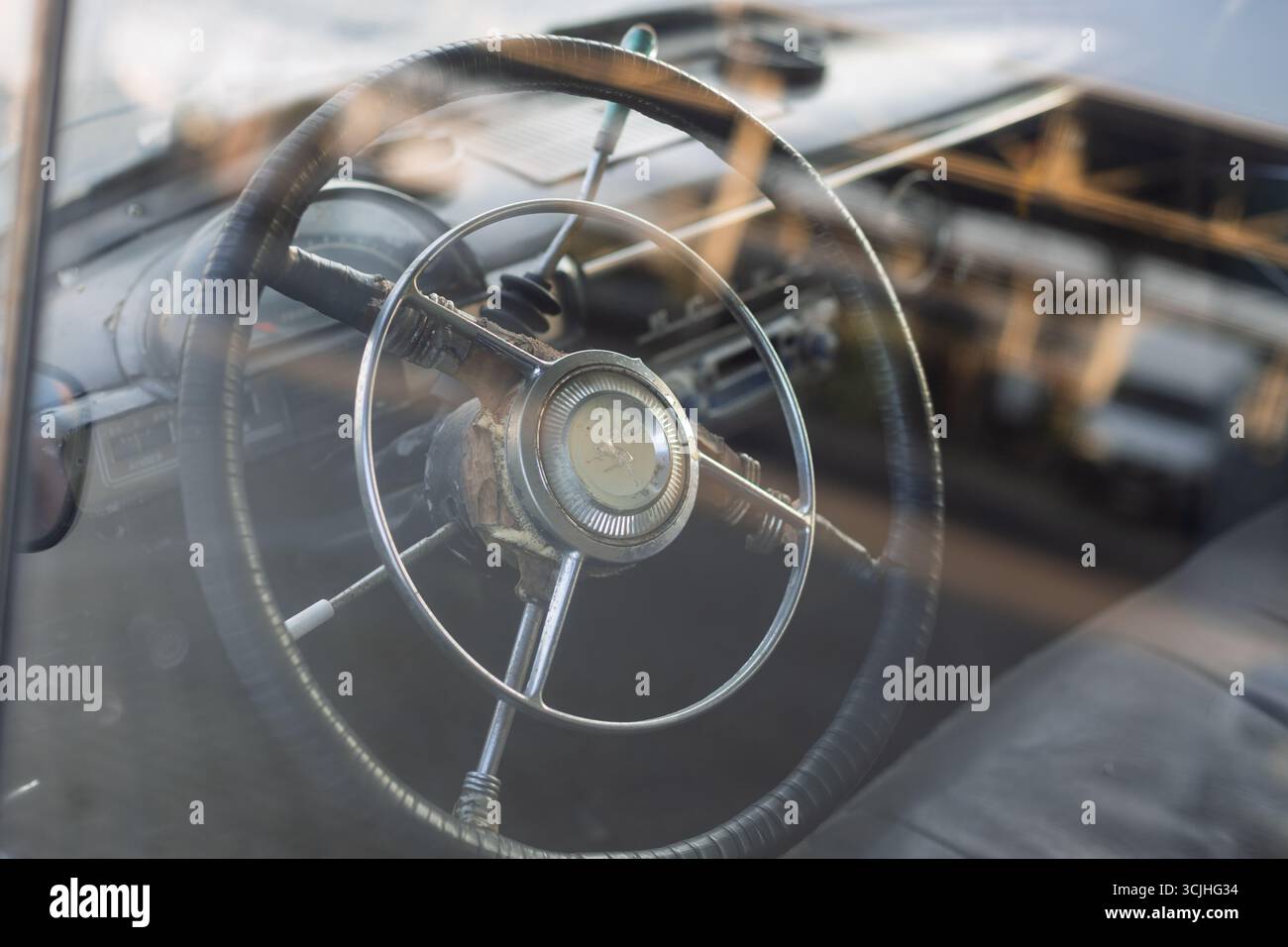 Wroclaw, Polen - 28. August 2025: Lenkrad mit Hirschemblem im Vintage GAZ Volga Stockfoto