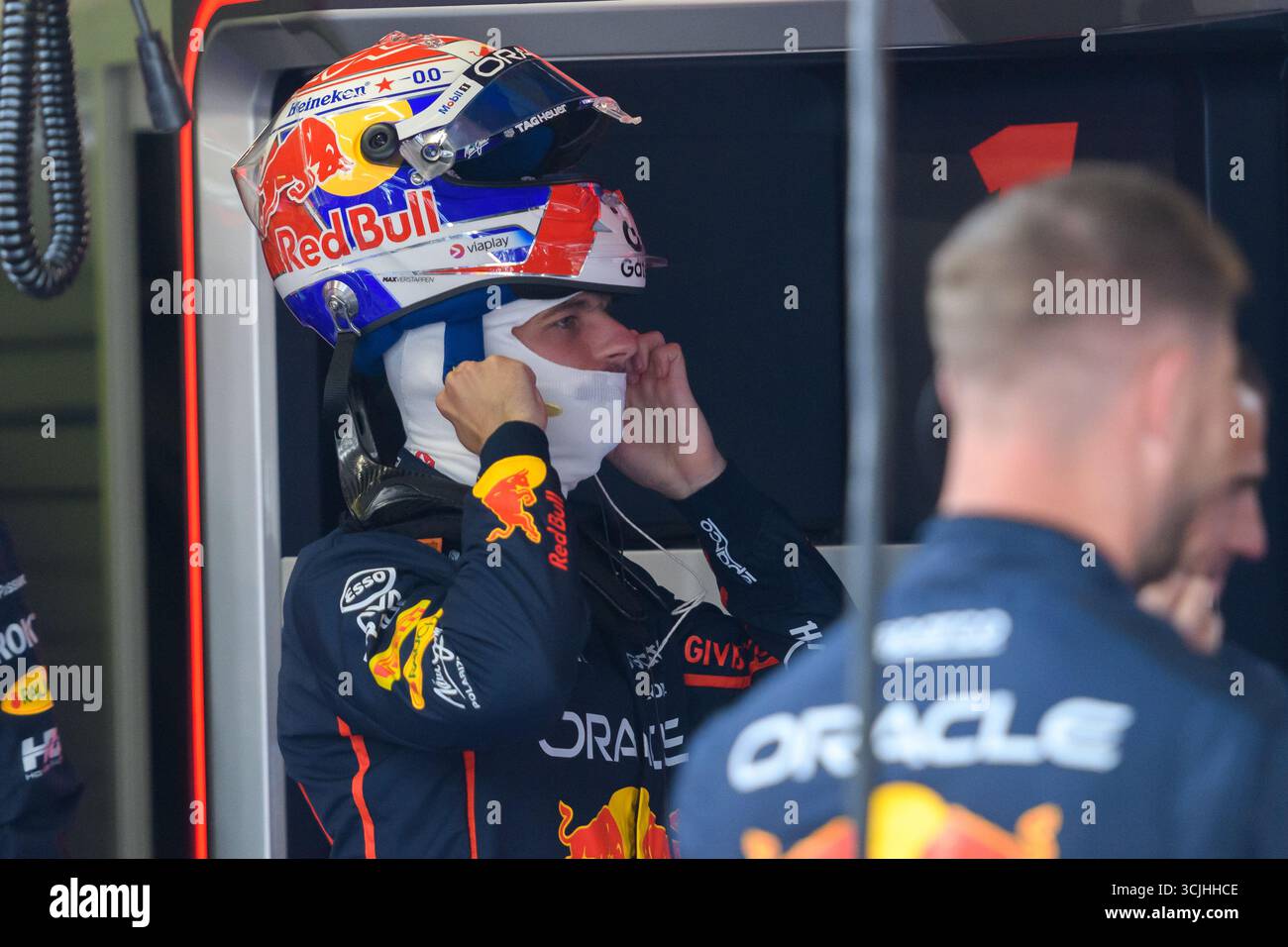 Monza, Italien. September 2025. Max VERSTAPPEN (NED), Red Bull Racing #1, trägt seinen Helm in der Boxengasse vor dem Start der PIRELLI GRAN PREMIO D'ITALIA 2025 im Autodromo Nazionale in Monza (Italien), der 16. Runde der FIA F1 Weltmeisterschaft 2025. Er beendete das Rennen auf Platz 1 vor Lando NORRIS (GBR) und Oscar PIASTRI (aus). Quelle: Riccardo Righetti/Alamy Live News Stockfoto