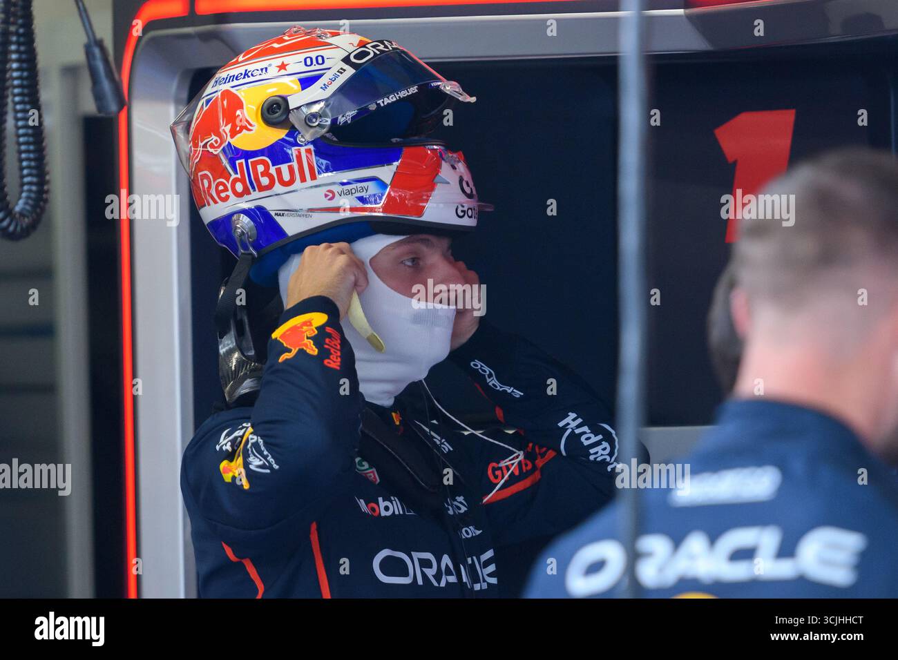 Monza, Italien. September 2025. Max VERSTAPPEN (NED), Red Bull Racing #1, trägt seinen Helm in der Boxengasse vor dem Start der PIRELLI GRAN PREMIO D'ITALIA 2025 im Autodromo Nazionale in Monza (Italien), der 16. Runde der FIA F1 Weltmeisterschaft 2025. Er beendete das Rennen auf Platz 1 vor Lando NORRIS (GBR) und Oscar PIASTRI (aus). Quelle: Riccardo Righetti/Alamy Live News Stockfoto