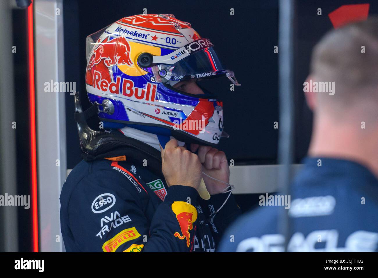 Monza, Italien. September 2025. Max VERSTAPPEN (NED), Red Bull Racing #1, in der Boxengarage vor dem Start der PIRELLI GRAN PREMIO D'ITALIA 2025 im Autodromo Nazionale in Monza (Italien), 16. Runde der FIA F1 Weltmeisterschaft 2025. Er beendete das Rennen auf Platz 1 vor Lando NORRIS (GBR) und Oscar PIASTRI (aus). Quelle: Riccardo Righetti/Alamy Live News Stockfoto