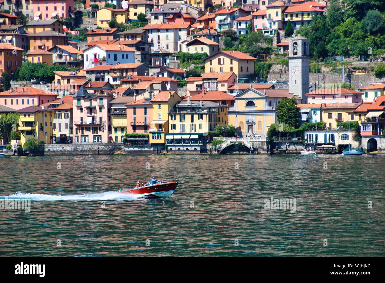 Villa am See am Ufer des Comer Sees. Ein friedlicher Blick auf eine klassische italienische Villa, eingebettet zwischen üppigen Bäumen am ruhigen Ufer eines nördlichen IT Stockfoto