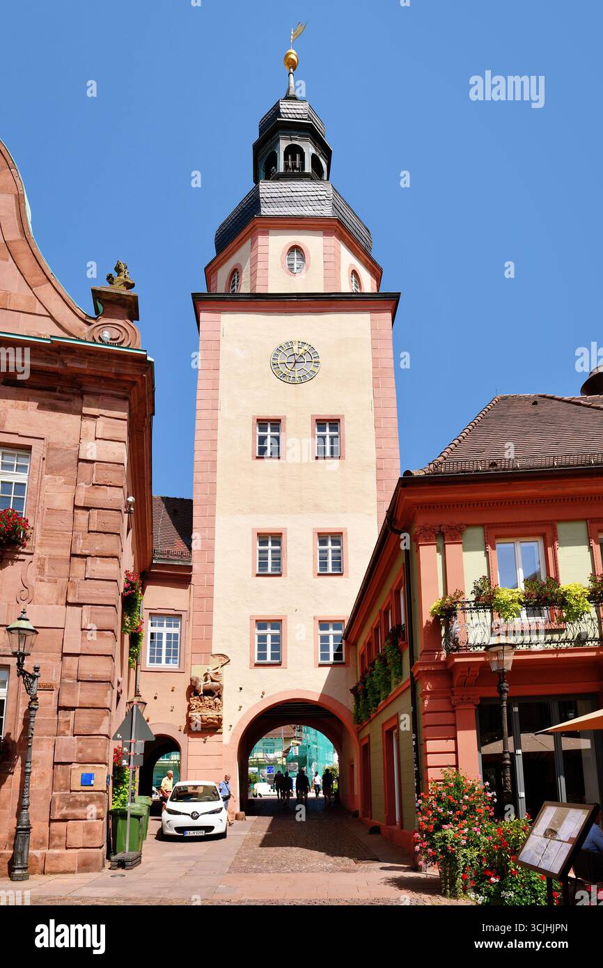 Ettlingen, Deutschland - 13. August: Historischer Rathausturm des Ettlinger Rathauses an einem sonnigen Tag Stockfoto