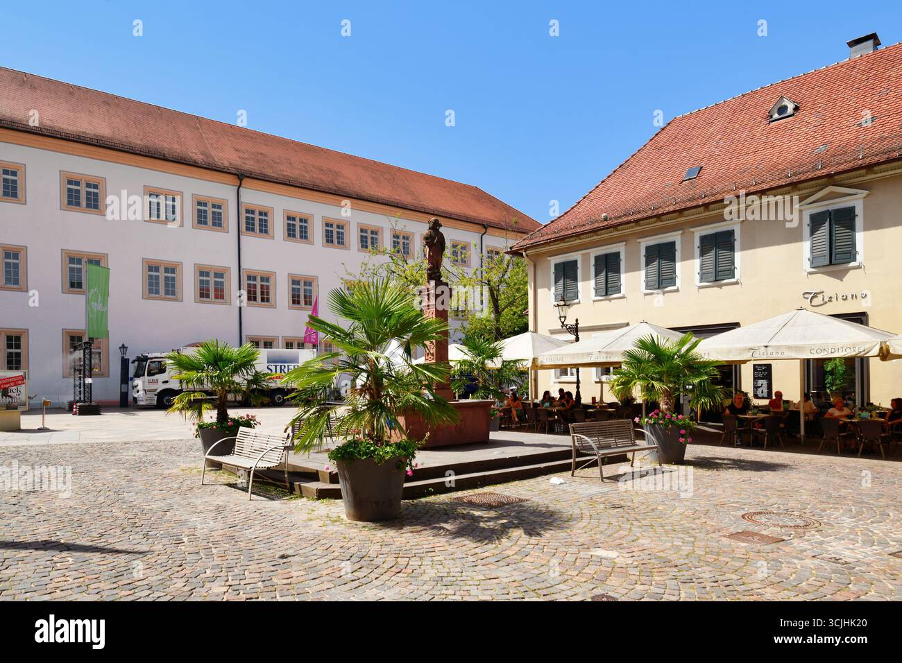Ettlingen, Deutschland - 13. August 2025: Brunnen am Ettlinger Schlosplatz an einem sonnigen Tag in Deutschland Stockfoto