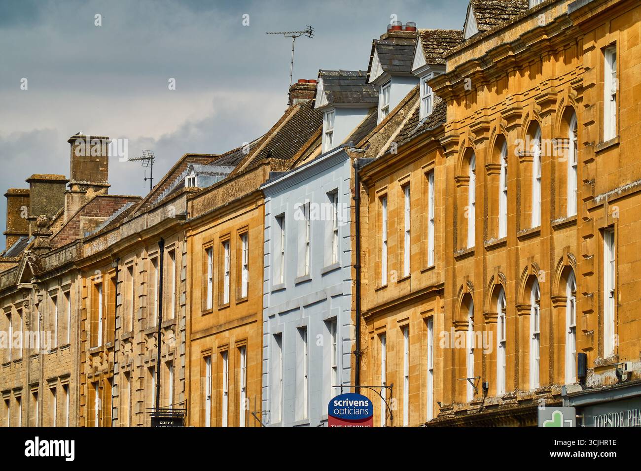 Reihe traditioneller Stadthäuser in der historischen britischen Stadt Chipping Norton Stockfoto