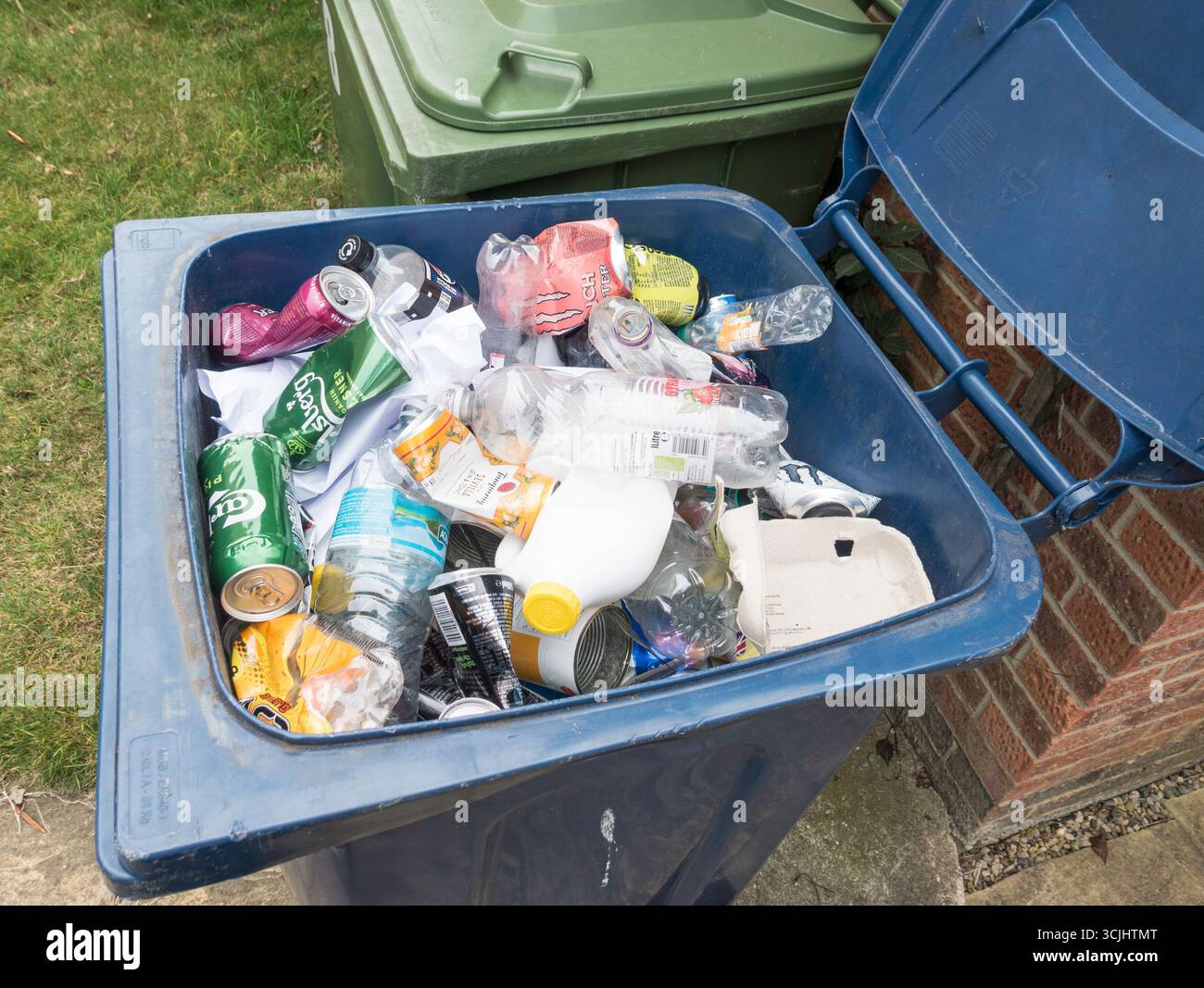 Ein Abfallbehälter der örtlichen Behörde mit wiederzuverwertenden Artikeln Stockfoto
