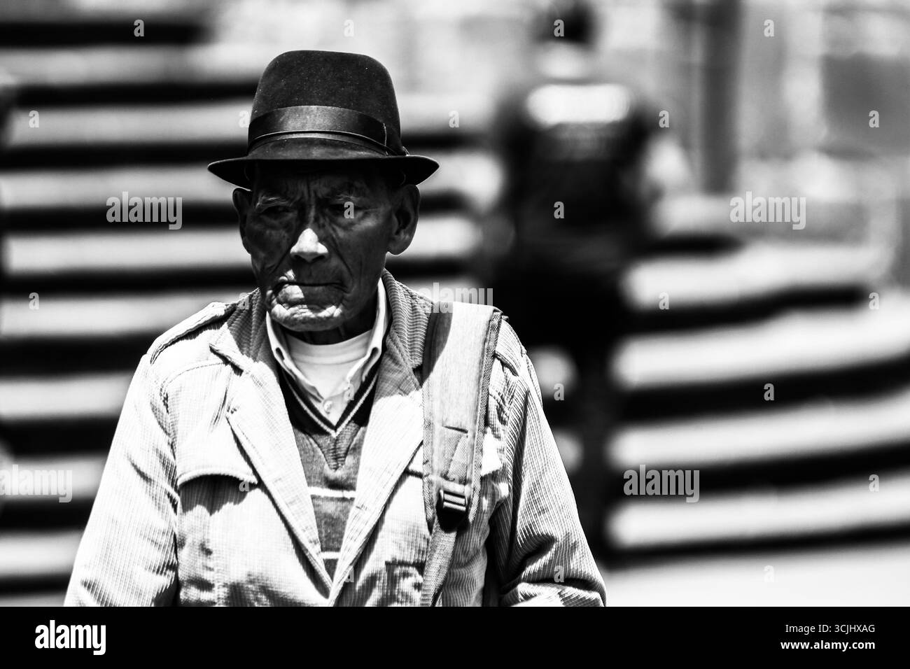 Quito, Ecuador – 23. März 2018: Ehrliche Schwarzweiß-Porträts älterer ecuadorianischer Männer, die im historischen Zentrum von Quito spazieren Stockfoto