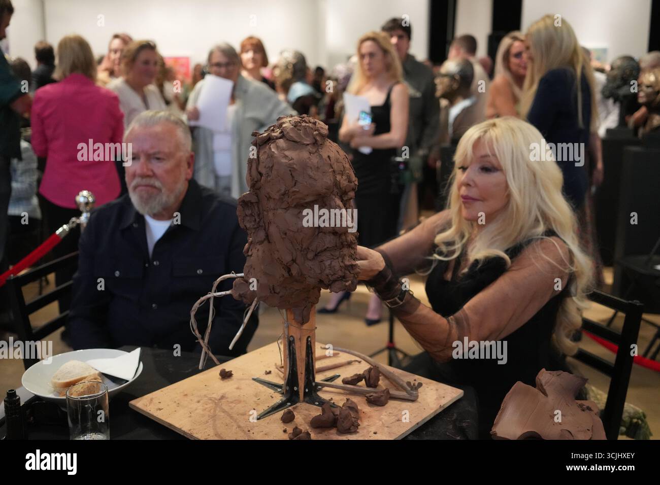 Schauspieler Ray Winstone während einer Live-Skulptur von Frances Segelman in der Garrison Chapel, Chelsea Barracks, London. Bilddatum: Sonntag, 7. September 2025. Stockfoto