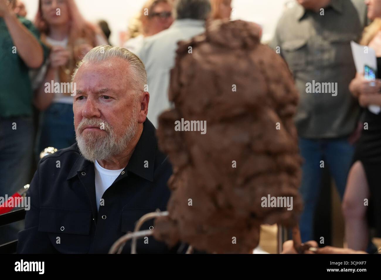 Schauspieler Ray Winstone während einer Live-Skulptur von Frances Segelman in der Garrison Chapel, Chelsea Barracks, London. Bilddatum: Sonntag, 7. September 2025. Stockfoto
