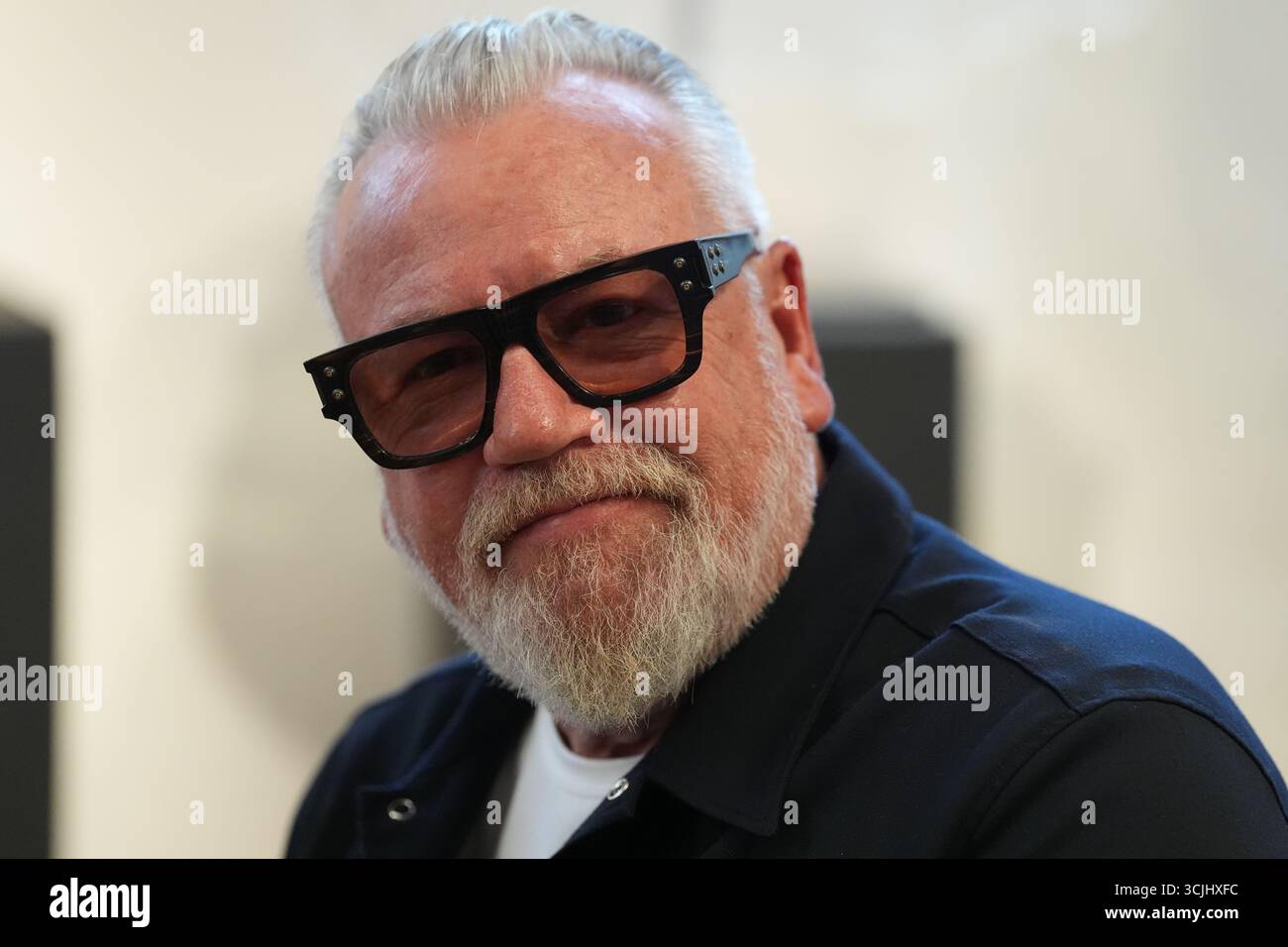 Schauspieler Ray Winstone während einer Live-Skulptur von Frances Segelman in der Garrison Chapel, Chelsea Barracks, London. Bilddatum: Sonntag, 7. September 2025. Stockfoto