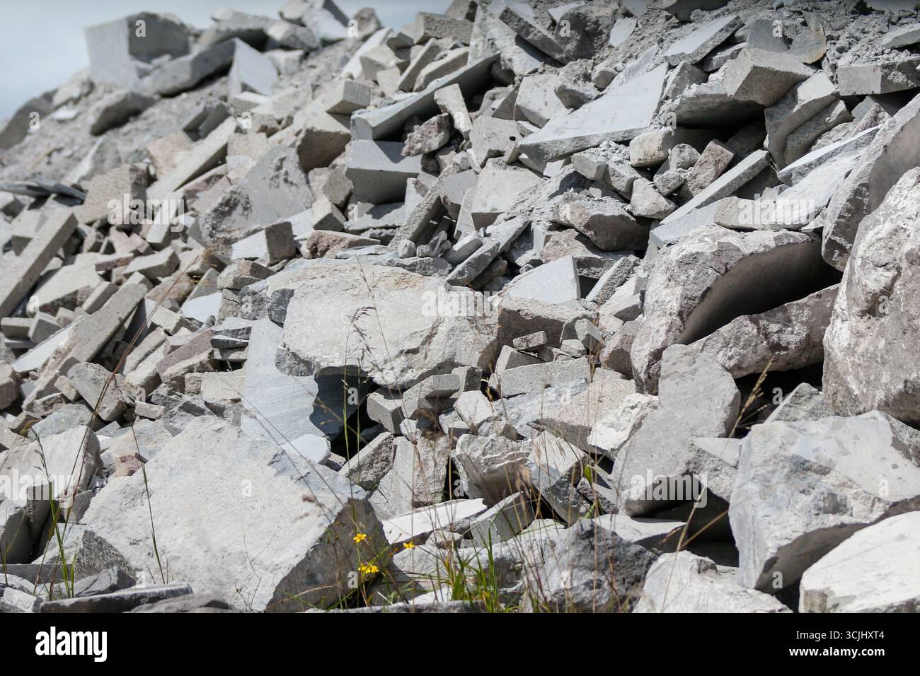 Ciudad Mitad del Mundo, Quito, Ecuador – 2018: Haufen gebrochener Kalksteingesteine und Steinbruchschutt im Andenhochland bei Quito Stockfoto Ciudad Mitad del Mundo, Quito, Ecuador – 2018: Haufen gebrochener Kalksteingesteine und Steinbruchschutt im Andenhochland bei Quito Stockfoto