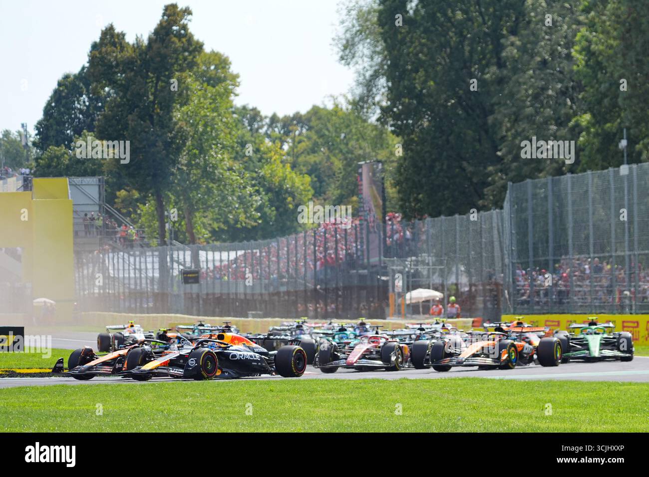 Monza, Italien. September 2025. Max Verstappen aus den Niederlanden, der (1) Oracle Red Bull Racing RB21, führte die Gruppe am Start des Rennens während des Formel-1-Rennens PIRELLI Gran Premio d'Italia 2025, 16. Runde der FIA Formel-1-Weltmeisterschaft 2025, 7. September 2025 auf dem Autodromo Nazionale Monza in Monza, Italien. Credit: Luca Rossini/Alamy Live News Credit: Luca Rossini/Alamy Live News Stockfoto