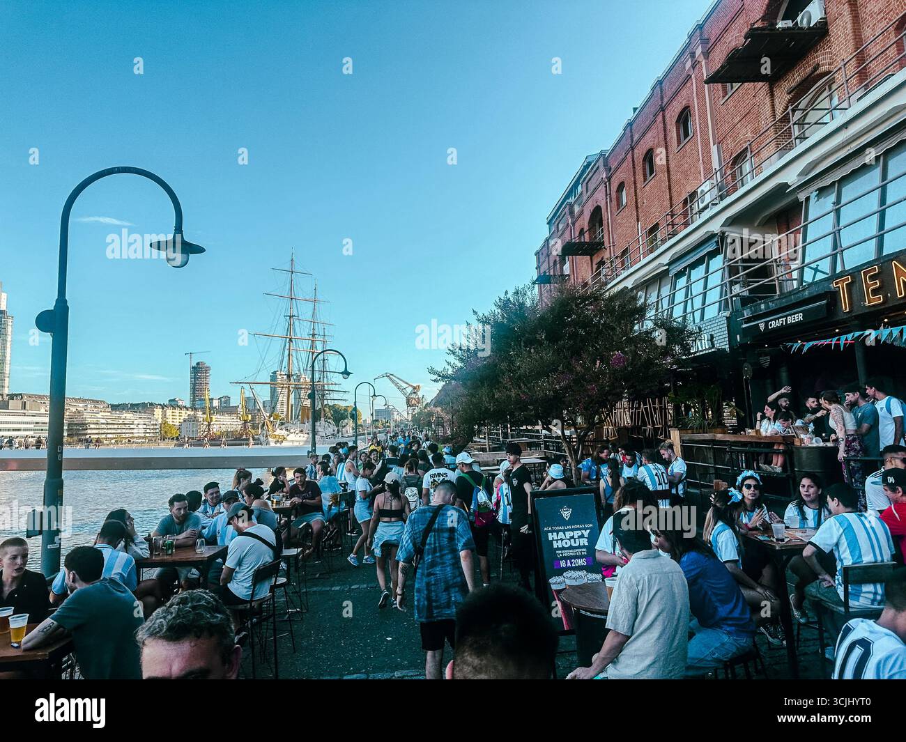 Buenos Aires, Argentinien – Dezember 2022: Fans der Weltmeisterschaft besuchen die Cafés und Restaurants am Wasser von Puerto Madero nach dem historischen Sieg Argentiniens. Stockfoto
