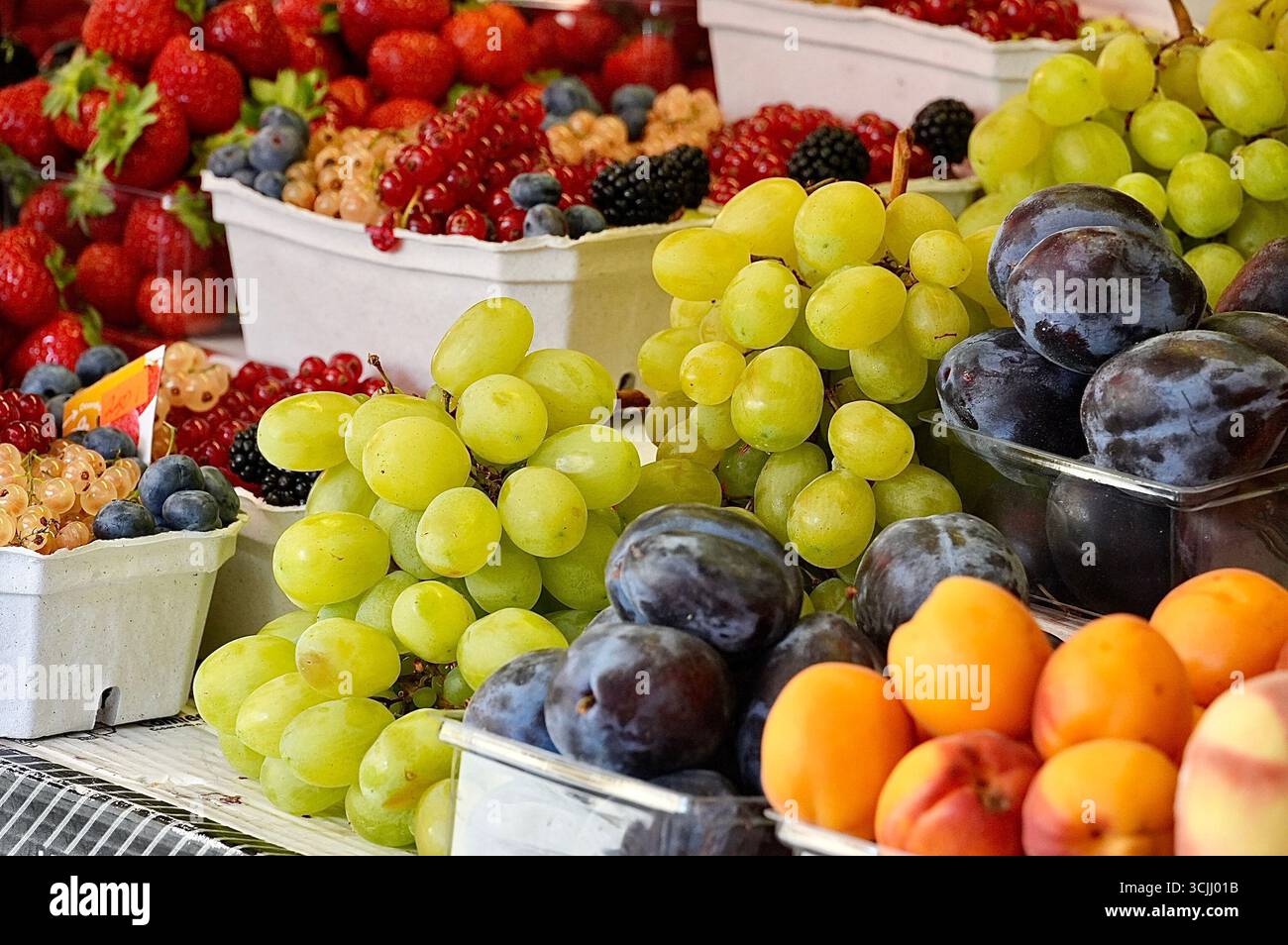 Frisches Obst und Beeren an einem Marktstand in Praha Stockfoto
