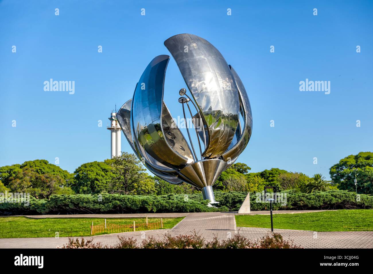 Buenos Aires, Argentinien – 21. Dezember 2022: Floralis Genérica Skulptur von Eduardo Catalano (2002) auf der Plaza de las Naciones Unidas spiegelt sich im Wasser Stockfoto