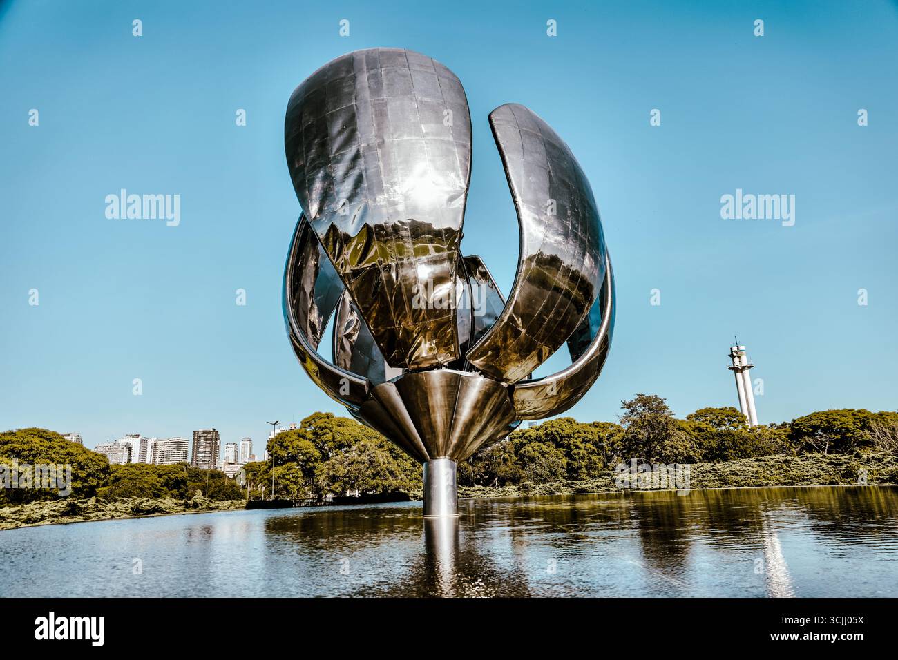 Buenos Aires, Argentinien – 21. Dezember 2022: Floralis Genérica Skulptur von Eduardo Catalano (2002) auf der Plaza de las Naciones Unidas spiegelt sich im Wasser Stockfoto