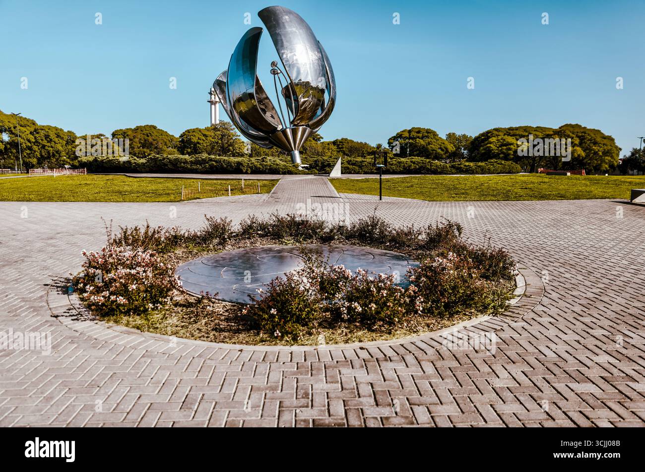 Buenos Aires, Argentinien – 21. Dezember 2022: Floralis Genérica Skulptur von Eduardo Catalano (2002) auf der Plaza de las Naciones Unidas spiegelt sich im Wasser Stockfoto