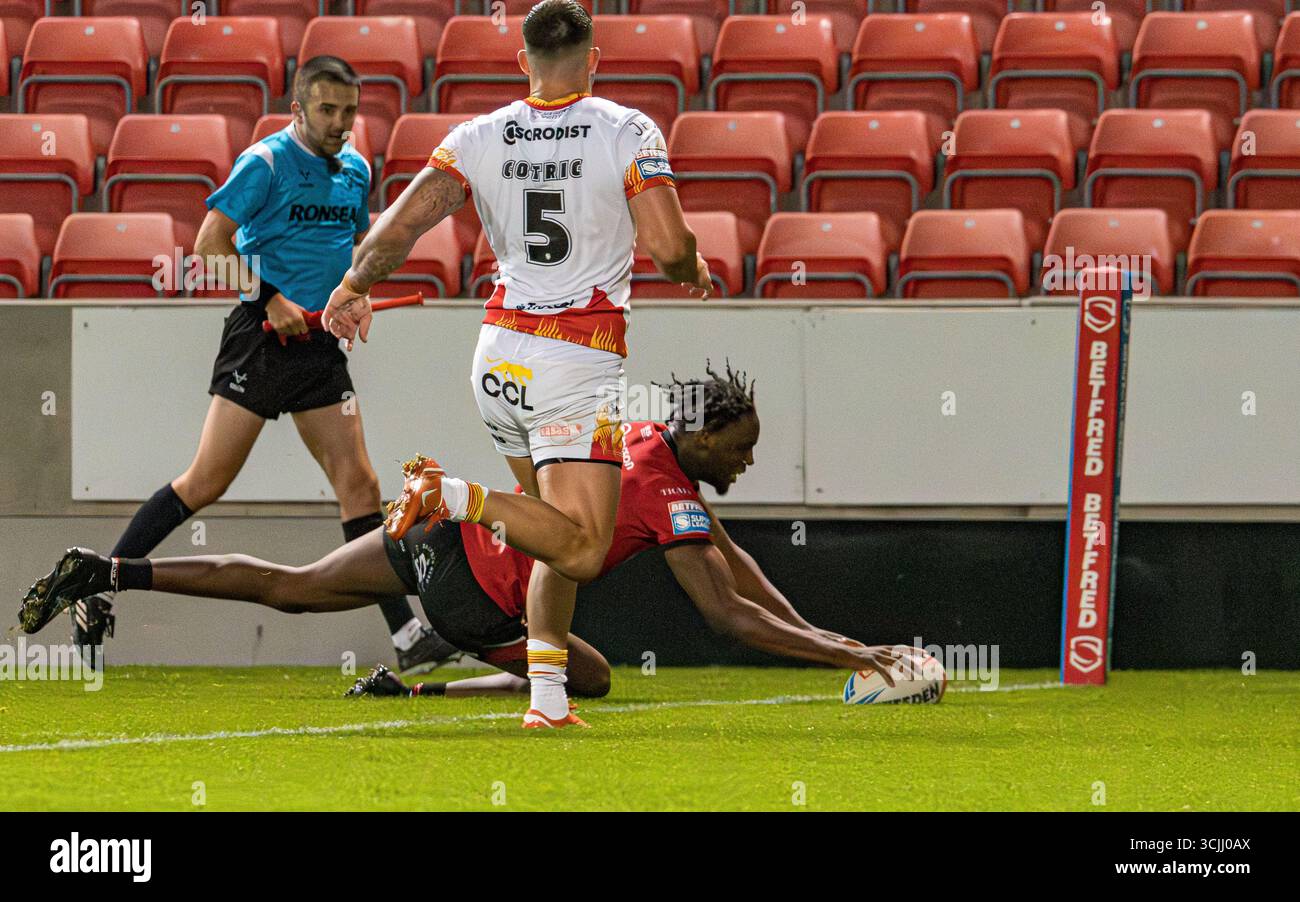 Neil Tchamambe trifft für Salford Red Devils gegen Catalans Dragons in der Super League im Salford Community Stadium, Salford, UK, 04.09.2025 Stockfoto
