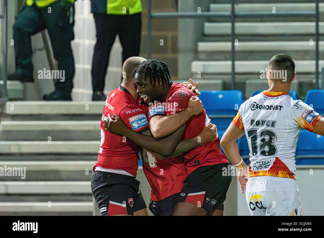 Neil Tchamambe feiert seinen Versuch für Salford Red Devils gegen Catalans Dragons in der Super League im Salford Community Stadium, Salford, Großbritannien, 04.09.2025 Stockfoto
