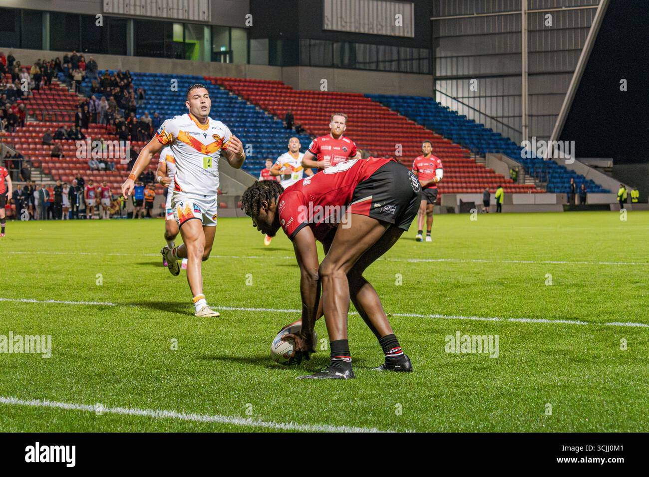 Neil Tchamambe trifft für Salford Red Devils gegen Catalans Dragons in der Super League im Salford Community Stadium, Salford, UK, 04.09.2025 Stockfoto