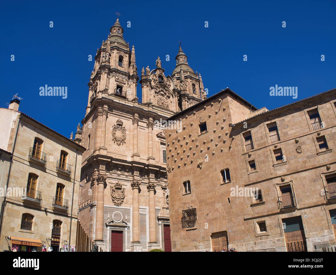 Clerecía de Salamanca und House of Shells: Ein flacher Blick auf die Päpstliche Universität von Salamanca und eine Ecke des House of Shells gegen einen cl Stockfoto
