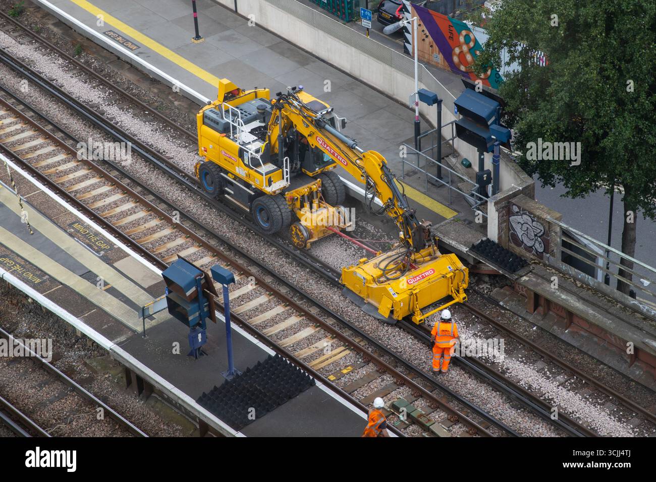 Ballastregler im Einsatz auf einer Eisenbahnstrecke Stockfoto